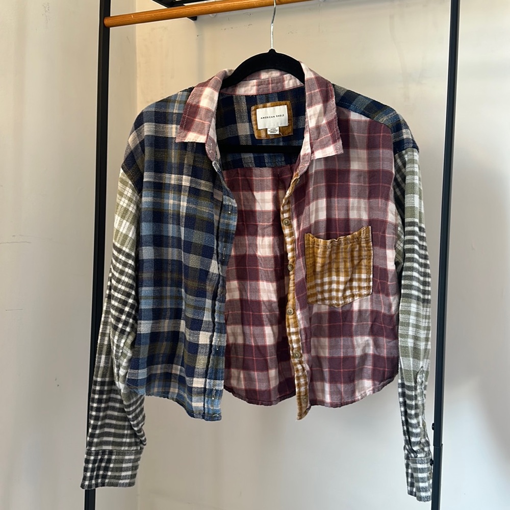 Women’s medium cropped patch American Eagle flannel